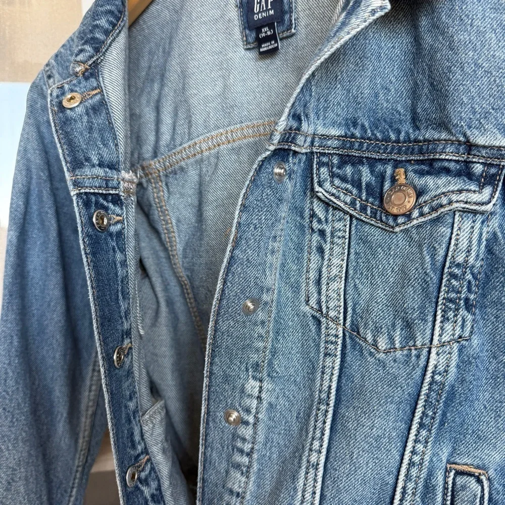 Gap Kids Girl Trucker Denim Jacket Blue Size 14-16 Snap Front Long Sleeve Casual